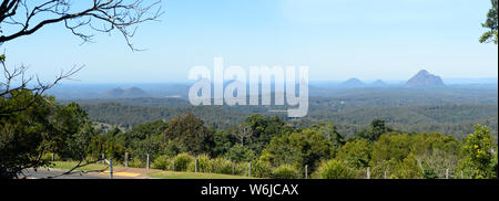 Panoramablick auf die malerische Aussicht über Glasshouse Mountains aus der Mary Cairncross Park Lookout, Queensland, Queensland, Australien Stockfoto