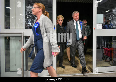 Konservativen Kandidaten Chris Davies ankommt, wie sie die Ergebnisse der Brecon und Radnorshire Nachwahl auf der Royal Welsh Showground, Llanelwedd, Builth Wells erwarten. Stockfoto