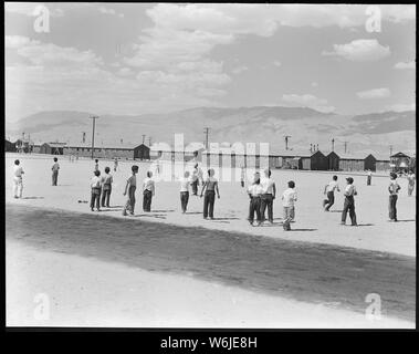 Manzanar Relocation Center, Manzanar, Kalifornien. Baseball ist der populärste Sport in diesem W. . .; Umfang und Inhalt: Der vollständige Titel für dieses Foto lautet: manzanar Relocation Center, Manzanar, Kalifornien. Baseball ist der populärste Sport in diesem Krieg Relocation Authority Center mit 80 Mannschaften in der gesamten Mitte gebildet. Die meisten Spielen ist zwischen der Baracke Blöcken erfolgt. Stockfoto