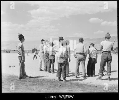 Manzanar Relocation Center, Manzanar, Kalifornien. Baseball ist der populärste Sport in diesem W. . .; Umfang und Inhalt: Der vollständige Titel für dieses Foto lautet: manzanar Relocation Center, Manzanar, Kalifornien. Baseball ist der populärste Sport in diesem Krieg Relocation Authority Center mit 80 Mannschaften in der gesamten Mitte gebildet. Die meisten Spielen ist zwischen der Baracke Blöcken erfolgt. Stockfoto