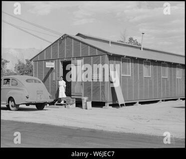 Manzanar Relocation Center, Manzanar, Kalifornien. Not-Krankenhaus untergebracht in temporäre Viertel ein. . .; Umfang und Inhalt: Der vollständige Titel für dieses Foto lautet: manzanar Relocation Center, Manzanar, Kalifornien. Not-Krankenhaus in temporäre Viertel untergebracht in diesem Krieg Relocation Authority Center für Umsiedler der Japanischen ancesrty. Das neue moderne Krankenhaus ist fast bezugsfertig, wie in Foto C-851 dargestellt. Stockfoto