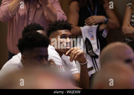(190802) - Athen, August 2, 2019 (Xinhua) - Griechische Nationalmannschaft Spieler Giannis Antetokounmpo, NBA Milwaukee Bucks Spieler, der die NBA MVP Award für die Saison 2018-19 gewann, besucht die offizielle Präsentation der griechischen Nationalmannschaft in Athen, Griechenland, 1. August, 2019. (Foto durch Lefteris Partsalis/Xinhua) Stockfoto