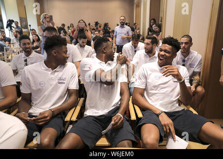 (190802) - Athen, August 2, 2019 (Xinhua) - Griechische Nationalmannschaft Spieler Giannis Antetokounmpo (vorn R), NBA Milwaukee Bucks Spieler, der die NBA MVP Award für die Saison 2018-19 gewann, mit seinen Brüdern Kostas (L) und Thanassis (vorne Mitte), zur Teilnahme an der Präsentation der griechischen Nationalmannschaft in Athen, Griechenland, 1. August, 2019. (Foto durch Lefteris Partsalis/Xinhua) Stockfoto