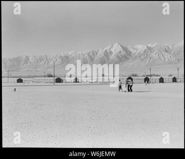 Manzanar Relocation Center, Manzanar, Kalifornien. Allgemeine Ansicht von diesem Krieg Relocation Authority cen. . .; Umfang und Inhalt: Der vollständige Titel für dieses Foto lautet: manzanar Relocation Center, Manzanar, Kalifornien. Allgemeine Ansicht von diesem Krieg Relocation Authority Center im Owens Valley Blick nach Osten über das weite, Feuer, Bruch, der trennt Blöcke der Kaserne. Stockfoto