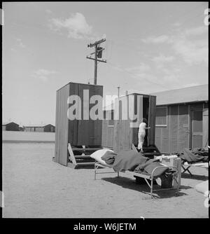 Manzanar Relocation Center, Manzanar, Kalifornien. Krankenhaus Latrinen, für Patienten, zwischen dem Barr. . .; Umfang und Inhalt: Der vollständige Titel für dieses Foto lautet: manzanar Relocation Center, Manzanar, Kalifornien. Krankenhaus Latrinen, für die Patienten, die zwischen den Baracken, die vorübergehend als Stationen dienen. Für die ersten drei Monate der Nutzung medizinischer Einrichtungen nur gering, aber das neue Krankenhaus komplett ausgestattet, ist fast bezugsfertig. Stockfoto