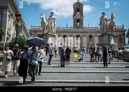 Rom, Italien. 29. Juli, 2019. Tausende von Touristen besuchen die Sehenswürdigkeiten der Hauptstadt jeden Tag, in den abgebildeten Capitol Hillon. Credit: Erik McGregor/Pacific Press/Alamy leben Nachrichten Stockfoto