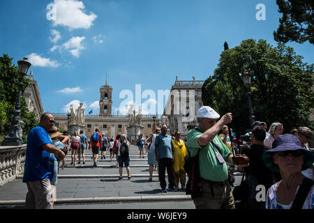 Rom, Italien. 29. Juli, 2019. Tausende von Touristen besuchen die Sehenswürdigkeiten der Hauptstadt jeden Tag, in den abgebildeten Capitol Hillon. Credit: Erik McGregor/Pacific Press/Alamy leben Nachrichten Stockfoto