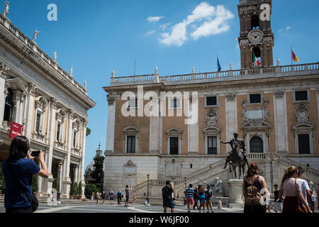 Rom, Italien. 29. Juli, 2019. Tausende von Touristen besuchen die Sehenswürdigkeiten der Hauptstadt jeden Tag, in den abgebildeten Capitol Hillon. Credit: Erik McGregor/Pacific Press/Alamy leben Nachrichten Stockfoto