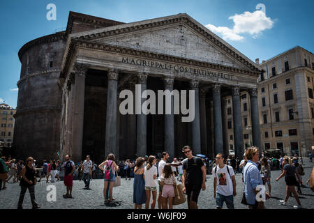 Rom, Italien. 29. Juli, 2019. Tausende von Touristen besuchen die Sehenswürdigkeiten der Hauptstadt jeden Tag in die abgebildete Pantheon. Credit: Erik McGregor/Pacific Press/Alamy leben Nachrichten Stockfoto