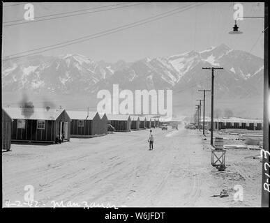 Manzanar Relocation Center, Manzanar, Kalifornien. Street Scene und Blick auf das Viertel für Umsiedler aus. . .; Umfang und Inhalt: Der vollständige Titel für dieses Foto lautet: manzanar Relocation Center, Manzanar, Kalifornien. Street Scene und Blick auf das Viertel für Umsiedler von japanischen Vorfahren in Manzanar reception centre. High Sierra im Hintergrund. Stockfoto