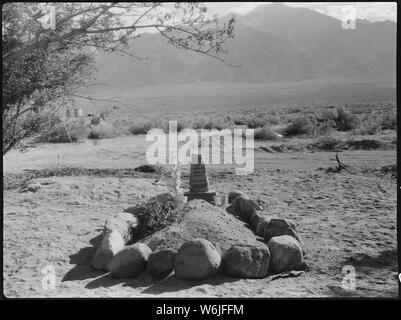 Manzanar Relocation Center, Manzanar, Kalifornien. Das erste Grab auf dem Friedhof der Manzanar Center. . .; Umfang und Inhalt: Der vollständige Titel für dieses Foto lautet: manzanar Relocation Center, Manzanar, Kalifornien. Das erste Grab auf dem Friedhof der Manzanar Center. Es ist, daß der Matsunosuke Murakami, 62, starb der Herzkrankheit am 16. Mai. Er war krank, seitdem er hier angekommen mit dem ersten Kontingent und musste ins Krankenhaus seit März 23 beschränkt. Stockfoto