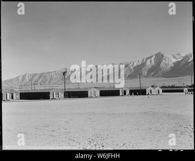 Manzanar Relocation Center, Manzanar, Kalifornien. Blick auf die kaserne an diesem Krieg Relocation Authority. . .; Umfang und Inhalt: Der vollständige Titel für dieses Foto lautet: manzanar Relocation Center, Manzanar, Kalifornien. Blick auf die kaserne an diesem Krieg Relocation Authority Center nach Südwesten über das große Feuer - Bruch, als Erholung Feld verwendet wird. Stockfoto