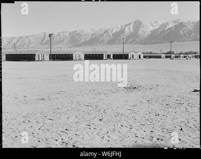 Manzanar Relocation Center, Manzanar, Kalifornien. Blick auf die kaserne an diesem Krieg Relocation Authority. . .; Umfang und Inhalt: Der vollständige Titel für dieses Foto lautet: manzanar Relocation Center, Manzanar, Kalifornien. Blick auf die kaserne an diesem Krieg Relocation Authority Center nach Südwesten über das große Feuer - Bruch, als Erholung Feld verwendet wird. Stockfoto