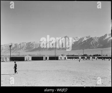 Manzanar Relocation Center, Manzanar, Kalifornien. Blick auf die kaserne an diesem Krieg Relocation Authority. . .; Umfang und Inhalt: Der vollständige Titel für dieses Foto lautet: manzanar Relocation Center, Manzanar, Kalifornien. Blick auf die kaserne an diesem Krieg Relocation Authority Center nach Südwesten über das große Feuer - Bruch, als Erholung Feld verwendet wird. Stockfoto