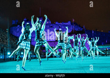 Edinburgh, Schottland, Großbritannien. 1 Aug, 2019. Vorschau öffnung Nacht der 2019 Royal Edinburgh Military Tattoo, auf der Esplanade in Edinburgh Schloss durchgeführt. Dies ist 69. Jahr des Tattoo und es läuft von 2-24 August. Im Bild das Tattoo Dance Company Credit: Iain Masterton/Alamy leben Nachrichten Stockfoto