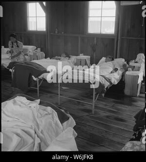 Manzanar Relocation Center, Manzanar, Kalifornien. Die Frauen der Gemeinde in den temporären Baracken Krankenhaus ein. . .; Umfang und Inhalt: Der vollständige Titel für dieses Foto lautet: manzanar Relocation Center, Manzanar, Kalifornien. Die Frauen der Gemeinde in den temporären Baracken Krankenhaus an diesem Krieg Relocation Authority Center für Umsiedler von japanischen Vorfahren. Das neue Krankenhaus mit Unterkünften für 250 Betten ist fast bezugsfertig. Stockfoto