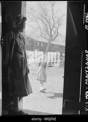 Manzanar Relocation Center, Manzanar, Kalifornien. Yaeko Yamashita (türrahmen) Uhren Fugiko Koba. . .; Umfang und Inhalt: Der vollständige Titel für dieses Foto lautet: manzanar Relocation Center, Manzanar, Kalifornien. Yaeko Yamashita (türrahmen) Uhren Fugiko Koba, die versuchen, ein neues Paar Geta, die stelzenläufer sind - wie Sandalen besonders in Staub nützlich. Sie sind Umsiedler japanischer Abstammung leben jetzt in diesem Krieg Relocation Authority center. Stockfoto