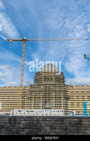 BERLIN, DEUTSCHLAND - 28. Juli 2018: Turm Kran für den Wiederaufbau des Berliner Stadtschlosses und antiken Palast, einst das Haus von war Stockfoto