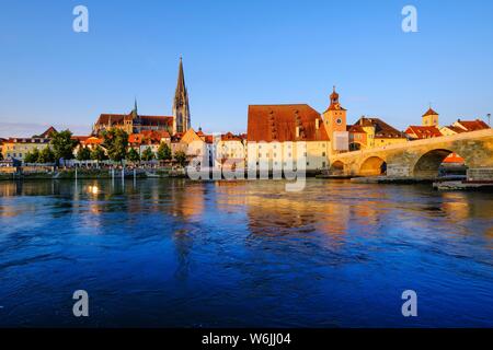 Steinbrücke über die Donau und die Altstadt mit Dom, Regensburg, Oberpfalz, Bayern, Deutschland Stockfoto