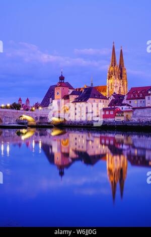 Steinerne Brücke über die Donau und die Altstadt mit Dom in der Abenddämmerung, Wasserspiegelung, Regensburg, Oberpfalz, Bayern, Deutschland Stockfoto