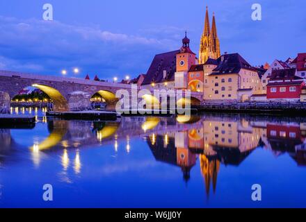 Steinerne Brücke über die Donau und die Altstadt mit Dom in der Abenddämmerung, Wasserspiegelung, Regensburg, Oberpfalz, Bayern, Deutschland Stockfoto