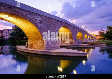 Steinerne Brücke über die Donau in der Dämmerung, Regensburg, Oberpfalz, Bayern, Deutschland Stockfoto
