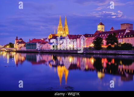 Donau und Altstadt mit Dom in der Dämmerung, Regensburg, Wasserspiegelung, Oberpfalz, Bayern, Deutschland Stockfoto