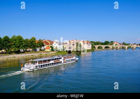 Ausflug Schiff auf Donau, Oberer Wohrd und Steinerne Brucke, Regensburg, Oberpfalz, Bayern, Deutschland Stockfoto