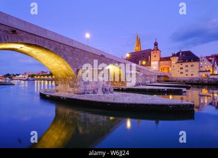 Steinerne Brücke über die Donau und die Altstadt mit Bridge Gate in der Dämmerung, Regensburg, Oberpfalz, Bayern, Deutschland Stockfoto