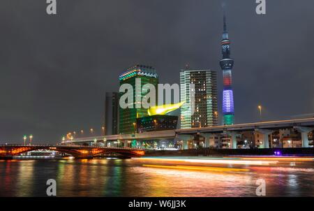 Night Shot, Asahi Beer Hall, Asahi flame und Tokio Skytree, Wolkenkratzer am Fluss Sumida, Azumabashi, Tokio, Japan Stockfoto