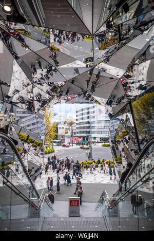 Spiegel-plattiert Eingang, Tokyu Plaza Omotesando Harajuku, Udagawacho, Shibuya, Tokio, Japan Stockfoto