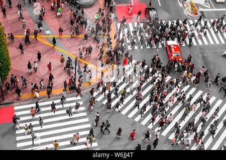 Shibuya Crossing, Massen an der Kreuzung, viele Fußgänger überqueren Zebrastreifen, Shibuya, Udagawacho, Tokio, Japan Stockfoto