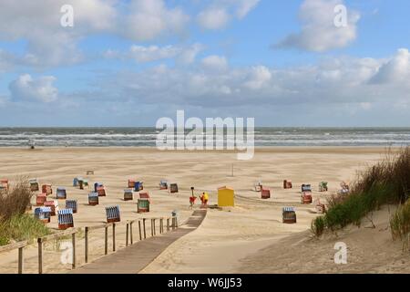 Boardwalk über die Dünen zum Strand, Juist, ostfriesische Insel, Ostfriesland, Niedersachsen, Deutschland Stockfoto