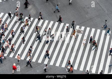 Shibuya Crossing, Massen an der Kreuzung, viele Fußgänger überqueren Zebrastreifen, Shibuya, Udagawacho, Tokio, Japan Stockfoto