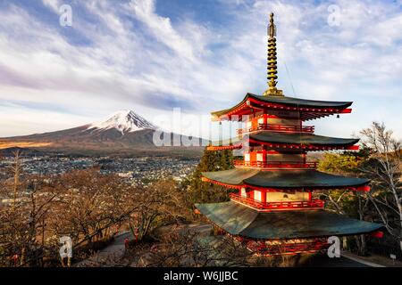 5-stöckige Pagode, Fujiyoshida Chureito Pagode, mit Blick auf die Stadt und den Berg Fuji Vulkan, Yamanashi Präfektur, Japan Stockfoto