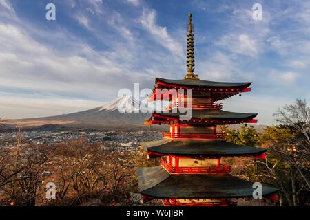 5-stöckige Pagode, Fujiyoshida Chureito Pagode, mit Blick auf die Stadt und den Berg Fuji Vulkan, Yamanashi Präfektur, Japan Stockfoto