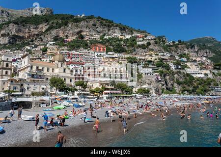 Die Leute am Strand von Positano, an der Küste von Amalfi, Salerno, Kampanien, Italien Stockfoto