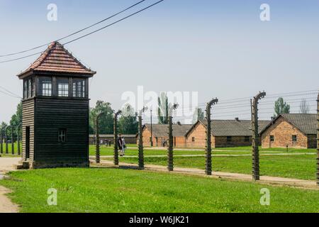 Zaun und Wachturm umliegenden Wohngebäude in Konzentrationslager Auschwitz-Birkenau durch die Nazis während des Zweiten Weltkriegs verwendet, Polen Stockfoto