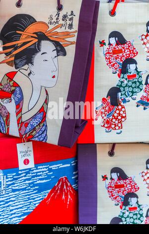 Beutel mit japanischen Motiven bemalt, Geisha Abbildungen, Asakusa, Tokyo, Japan Stockfoto