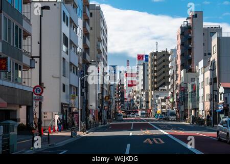 Straße mit Wolkenkratzern, Asakusa, Tokyo, Japan Stockfoto