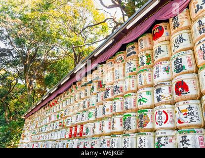 Weihe der Meiji-schrein, gestapelt sake Fässer mit japanischen Zeichen, Meiji Schrein, Shibuya, Tokio, Japan Stockfoto