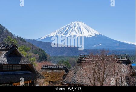 Blick auf den Vulkan Mt. Fuji, das Open Air Museum Iyashinosato, alten japanischen Dorf mit traditionellen strohgedeckten Häuser, Fujikawaguchiko, Japan Stockfoto