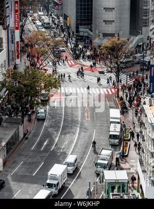 Kreuzung von oben, Menschenmassen überqueren Zebrastreifen an der Kreuzung, Bunkamura-Dori, Shibuya, Udagawacho, Tokio, Japan Stockfoto