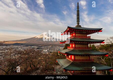 5-stöckige Pagode, Fujiyoshida Chureito Pagode, mit Blick auf die Stadt und den Berg Fuji Vulkan, Yamanashi Präfektur, Japan Stockfoto