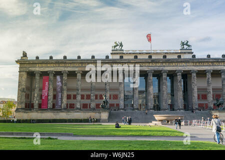 BERLIN, DEUTSCHLAND - 28. Juli 2018: die malerische Aussicht auf den Vorgarten, Lustgarten, der das Alte Museum auf der Museumsinsel, Museum Island, in der Nähe der entfernt Stockfoto