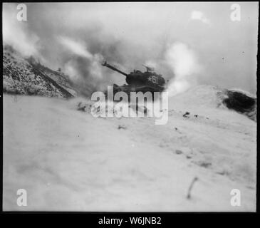 In der Nähe von Song Sil-li, Korea, ein Tank 6 Tank Battalion, Brände auf feindliche Stellungen zur Unterstützung des 19 Regimental Combat Team.; Allgemeine Hinweise: Verwenden Sie Krieg und Konflikt Nummer 1438 bei der Bestellung eine Reproduktion oder Anforderung von Informationen zu diesem Bild. Stockfoto