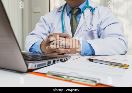 Arzt sitzen vor dem Laptop am Tisch Stockfoto