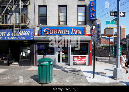 U-Bahn Inn, 1140 2nd Avenue, New York, NY. aussen Storefront einer Bar in der Nachbarschaft in der Upper East Side von Manhattan. Stockfoto