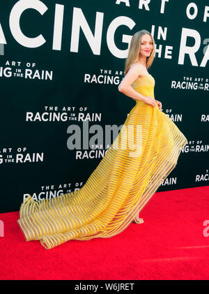 Hollywood, Kalifornien, USA, 1. August 2019 Schauspielerin Amanda Seyfried sorgt Twentieth Century Fox die Weltpremiere von "The Art Of Racing In The Rain" am 1. August 2019 im El Capitan Theatre in Hollywood, Kalifornien, USA. Foto von Barry King/Alamy leben Nachrichten Stockfoto