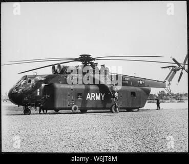 Eine der einzigartigen Stücke der Ausrüstung nach Vietnam vom 1.Kavallerie Division (Airmobile), U.S. Army brachte, ist der riesige Himmel Kran CH-54 Hubschrauber, die enorme Lasten heben können. Viet Nam Foto Service., 1958 - 1974; Allgemeine Hinweise: Verwenden Sie Krieg und Konflikt Nummer 400 bei der Bestellung eine Reproduktion oder Anforderung von Informationen zu diesem Bild. Stockfoto